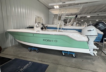 2027 Robalo R160 Island Green/White Boat